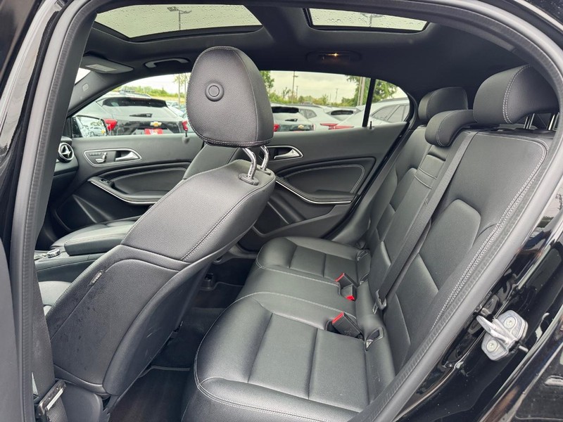 Mercedes-Benz GLA Vehicle Full-screen Gallery Image 10