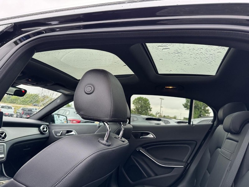 Mercedes-Benz GLA Vehicle Full-screen Gallery Image 11