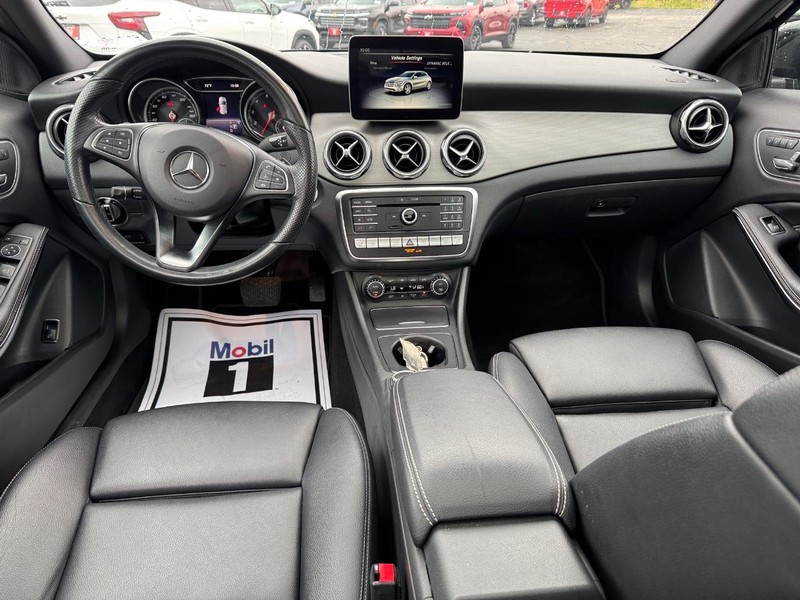 Mercedes-Benz GLA Vehicle Full-screen Gallery Image 12