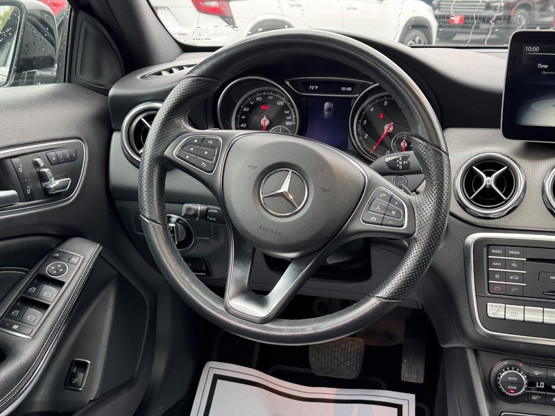 Mercedes-Benz GLA Vehicle Full-screen Gallery Image 13