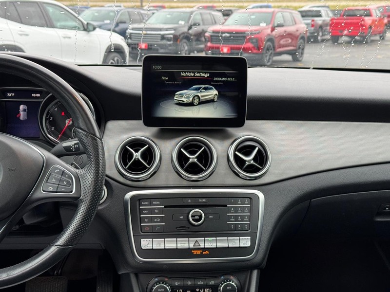 Mercedes-Benz GLA Vehicle Full-screen Gallery Image 14