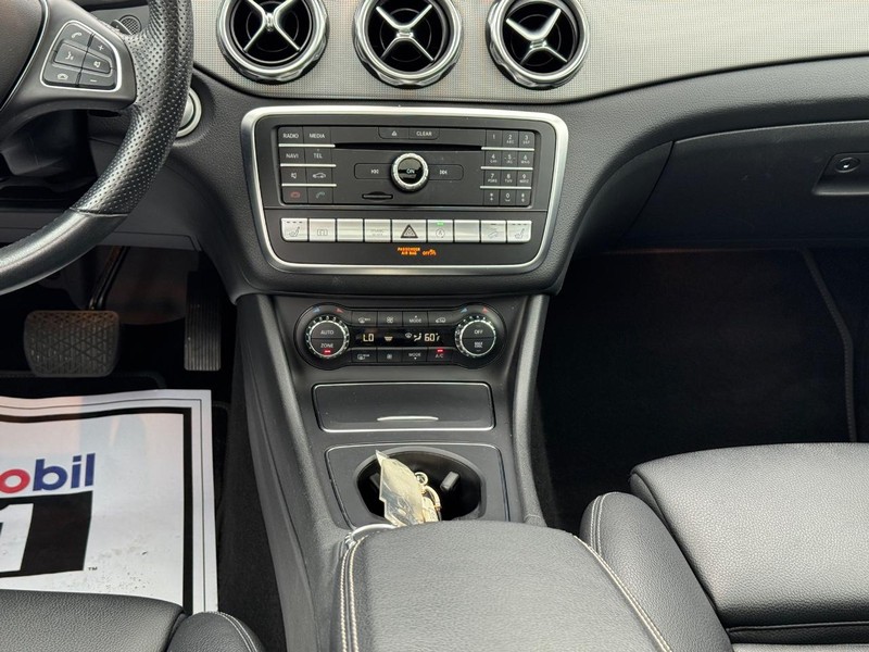 Mercedes-Benz GLA Vehicle Full-screen Gallery Image 15