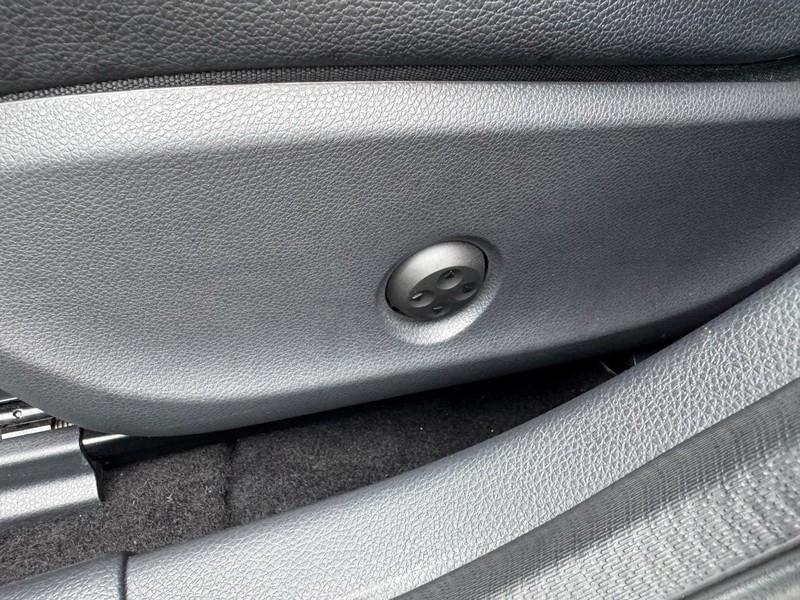 Mercedes-Benz GLA Vehicle Full-screen Gallery Image 16