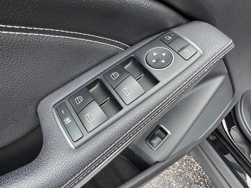 Mercedes-Benz GLA Vehicle Full-screen Gallery Image 17