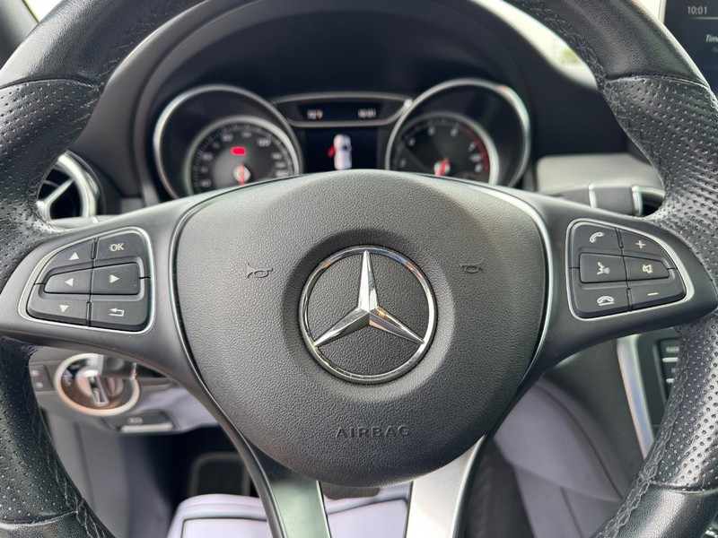 Mercedes-Benz GLA Vehicle Full-screen Gallery Image 19