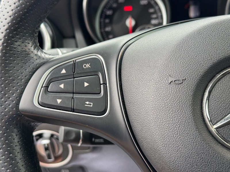 Mercedes-Benz GLA Vehicle Full-screen Gallery Image 20