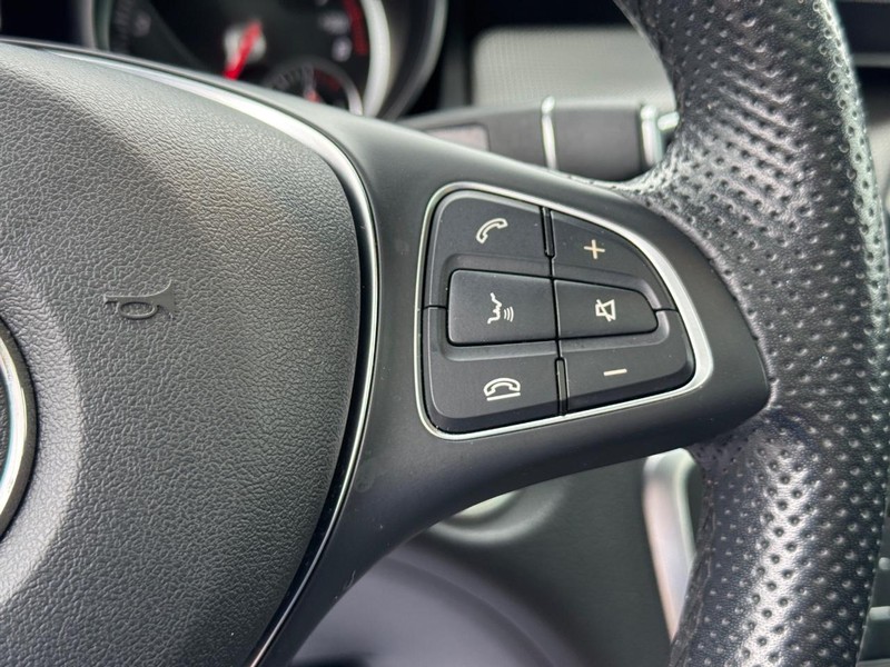 Mercedes-Benz GLA Vehicle Full-screen Gallery Image 21