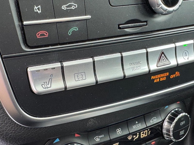 Mercedes-Benz GLA Vehicle Full-screen Gallery Image 22