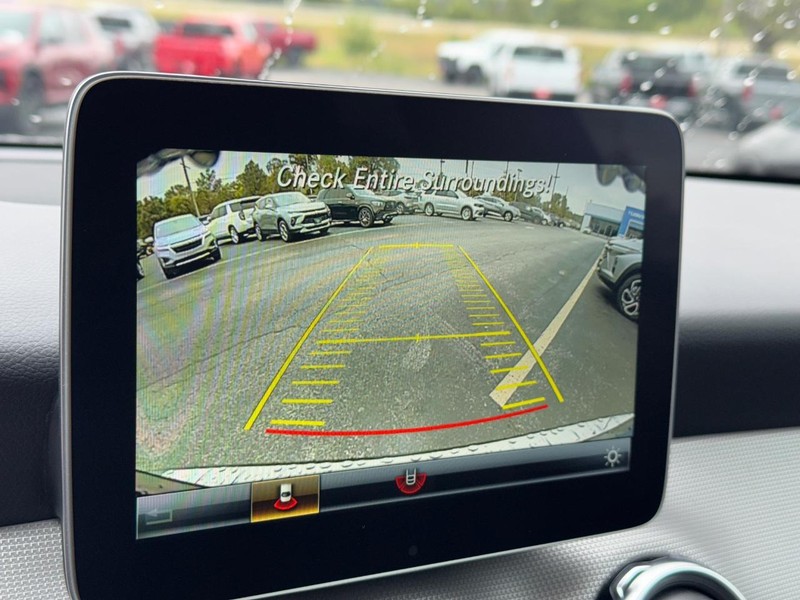 Mercedes-Benz GLA Vehicle Full-screen Gallery Image 23