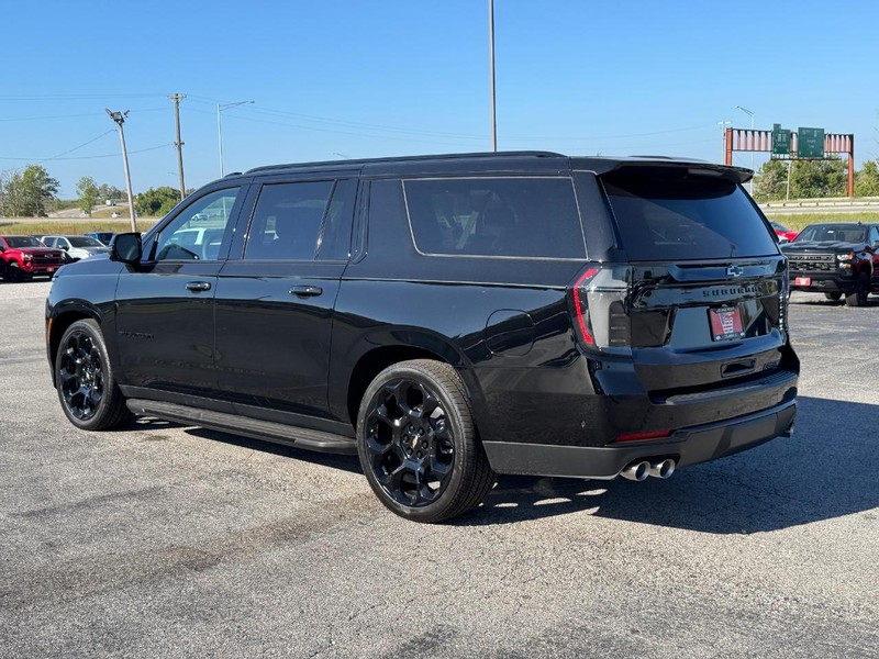 Chevrolet Suburban Vehicle Full-screen Gallery Image 3