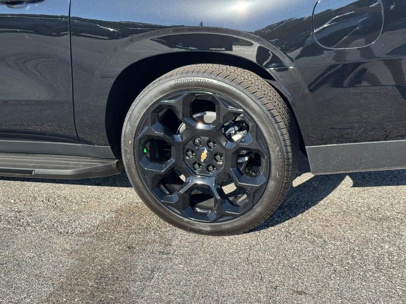 Chevrolet Suburban Vehicle Full-screen Gallery Image 4