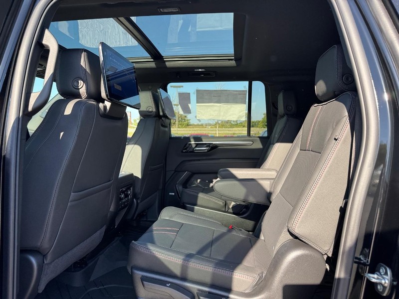 Chevrolet Suburban Vehicle Full-screen Gallery Image 5