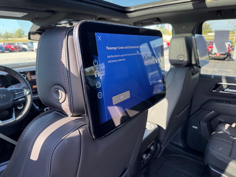 Chevrolet Suburban Vehicle Full-screen Gallery Image 7