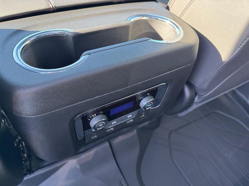 Chevrolet Suburban Vehicle Full-screen Gallery Image 9