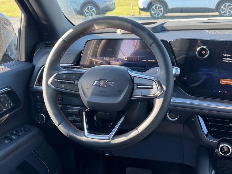 Chevrolet Suburban Vehicle Full-screen Gallery Image 11