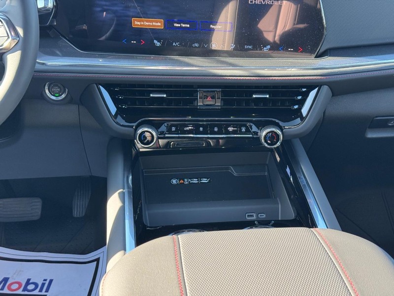 Chevrolet Suburban Vehicle Full-screen Gallery Image 13