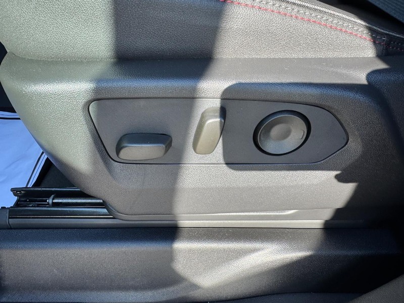 Chevrolet Suburban Vehicle Full-screen Gallery Image 14