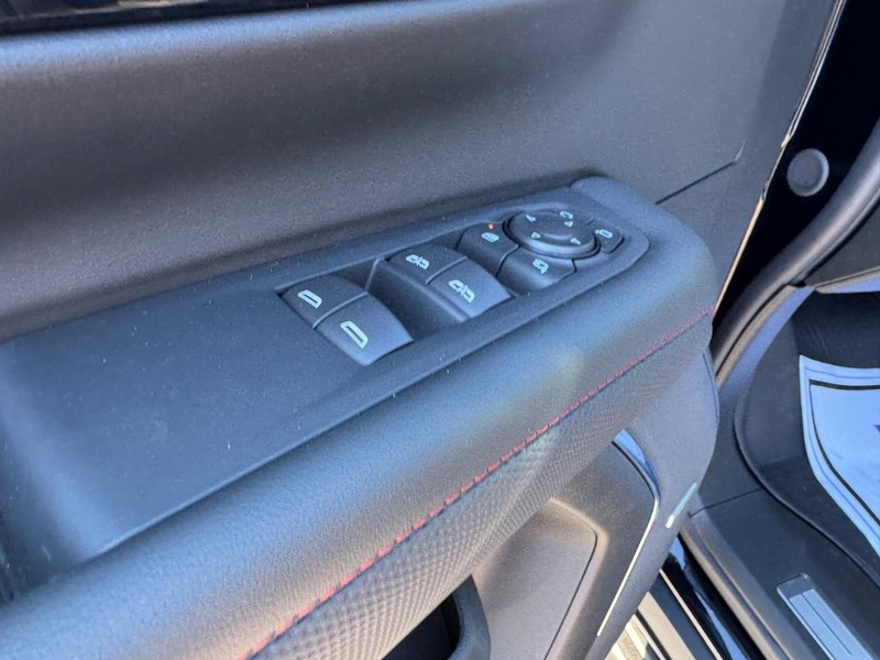 Chevrolet Suburban Vehicle Full-screen Gallery Image 15