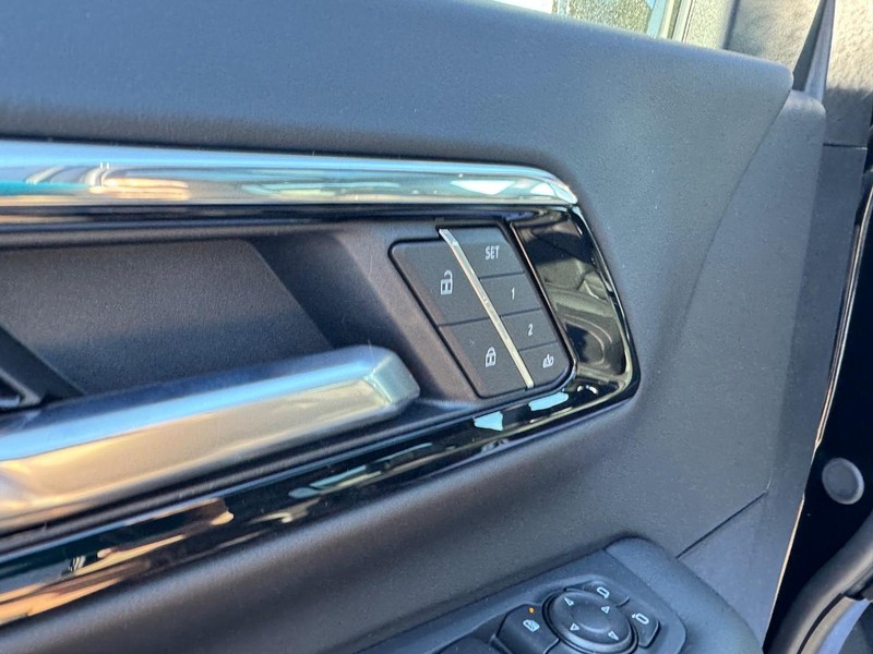 Chevrolet Suburban Vehicle Full-screen Gallery Image 16