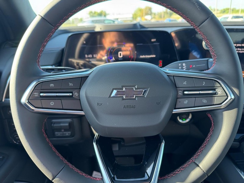 Chevrolet Suburban Vehicle Full-screen Gallery Image 17