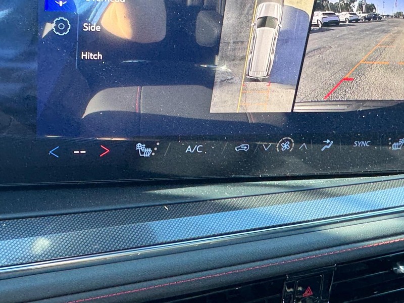 Chevrolet Suburban Vehicle Full-screen Gallery Image 20