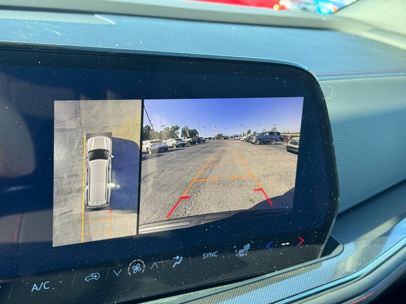 Chevrolet Suburban Vehicle Full-screen Gallery Image 21