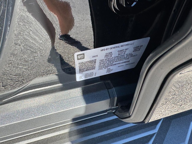 Chevrolet Suburban Vehicle Full-screen Gallery Image 22