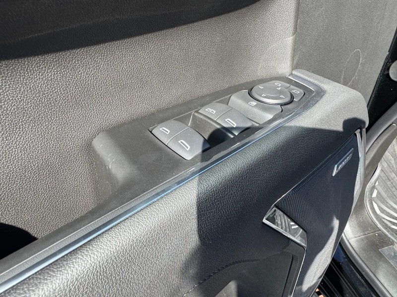 Chevrolet Silverado 1500 Vehicle Full-screen Gallery Image 11