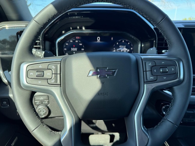 Chevrolet Silverado 1500 Vehicle Full-screen Gallery Image 12