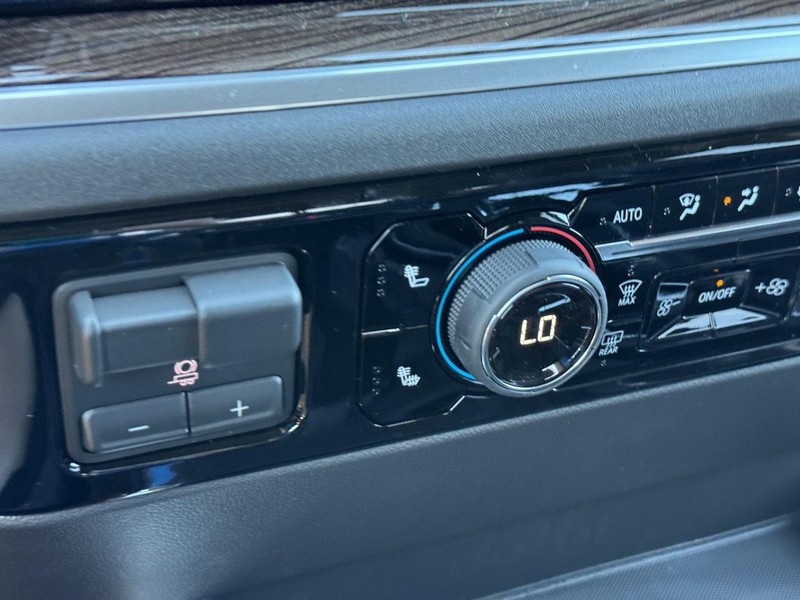 Chevrolet Silverado 1500 Vehicle Full-screen Gallery Image 15