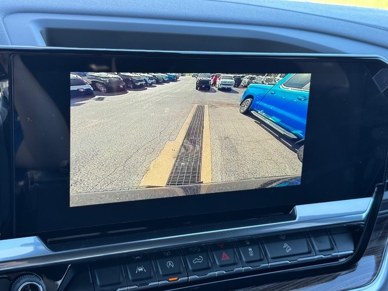 Chevrolet Silverado 1500 Vehicle Full-screen Gallery Image 16