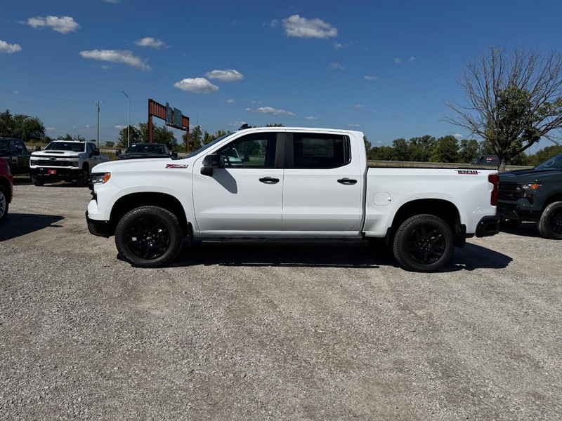 Chevrolet Silverado 1500 Vehicle Full-screen Gallery Image 2