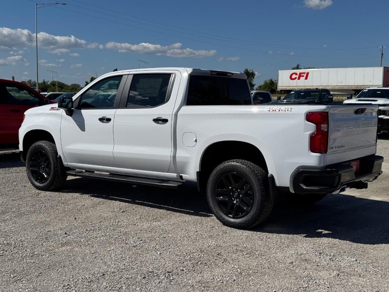 Chevrolet Silverado 1500 Vehicle Full-screen Gallery Image 3