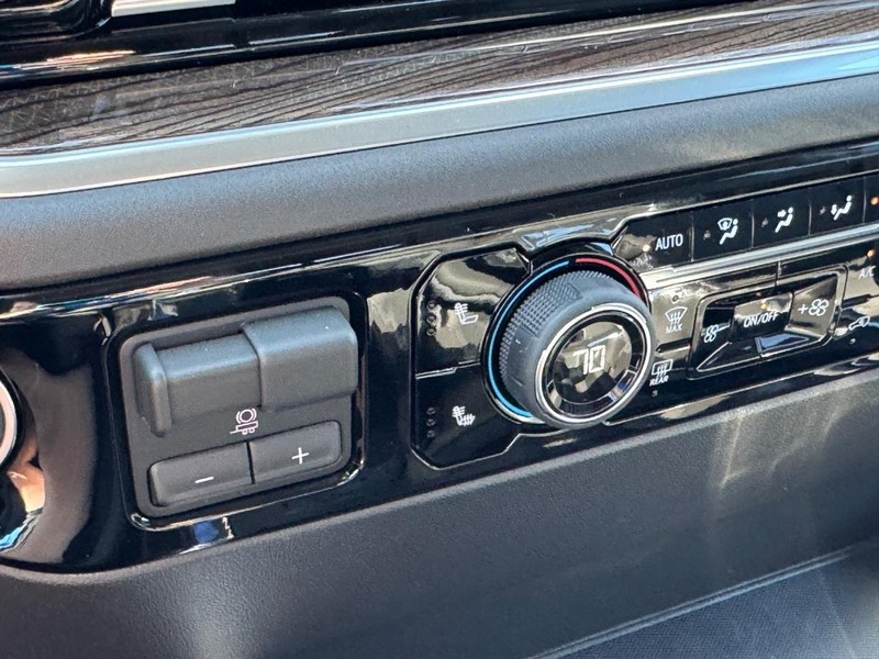 Chevrolet Silverado 1500 Vehicle Full-screen Gallery Image 15