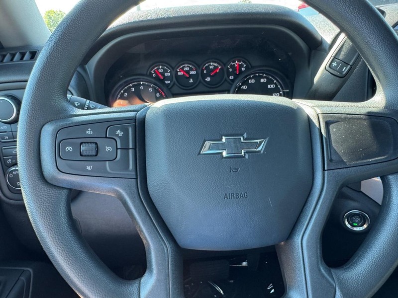 Chevrolet Silverado 1500 Vehicle Full-screen Gallery Image 12