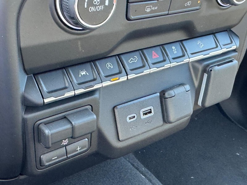 Chevrolet Silverado 1500 Vehicle Full-screen Gallery Image 14