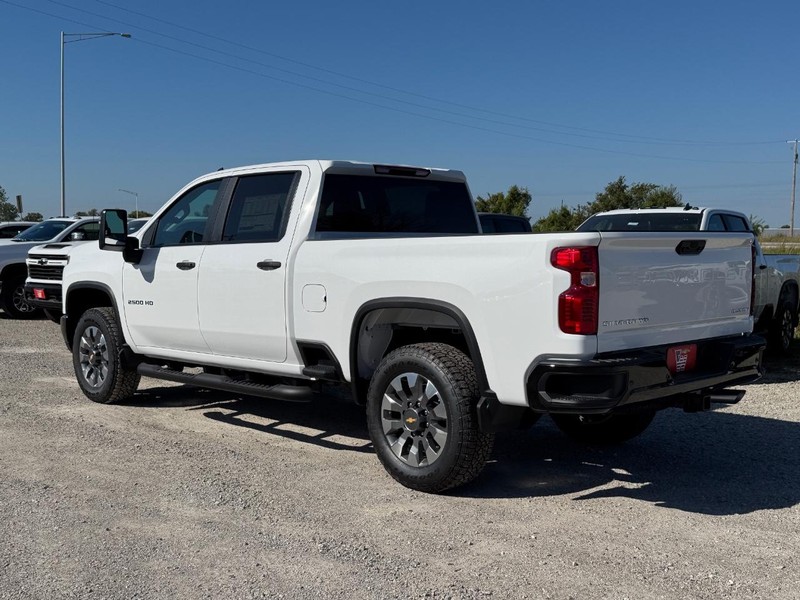Chevrolet Silverado 2500HD Vehicle Full-screen Gallery Image 3