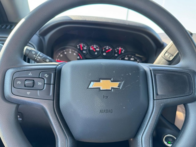 Chevrolet Silverado 2500HD Vehicle Full-screen Gallery Image 12