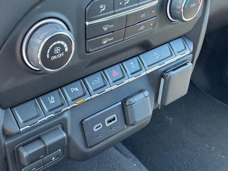 Chevrolet Silverado 2500HD Vehicle Full-screen Gallery Image 14