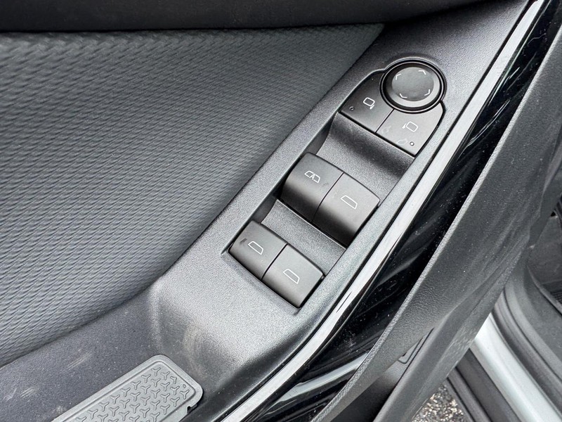 Chevrolet Equinox Vehicle Full-screen Gallery Image 12