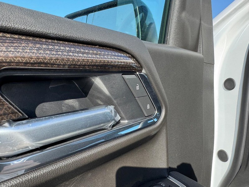 Chevrolet Silverado 1500 Vehicle Full-screen Gallery Image 13