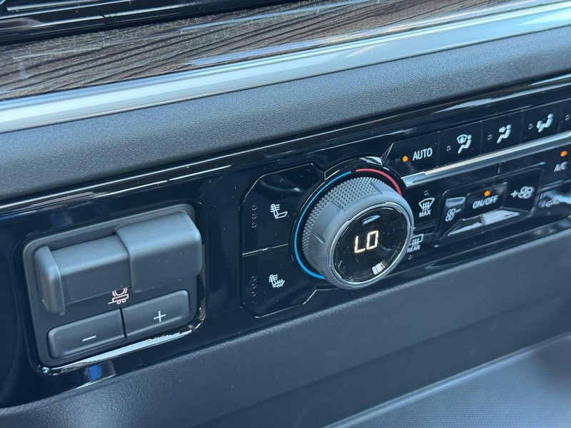 Chevrolet Silverado 1500 Vehicle Full-screen Gallery Image 17