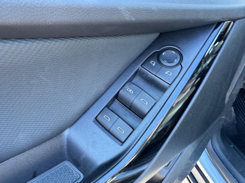 Chevrolet Equinox Vehicle Full-screen Gallery Image 11