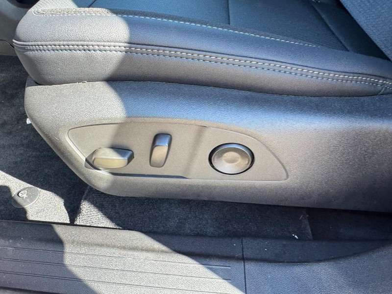 Chevrolet Equinox EV Vehicle Full-screen Gallery Image 10