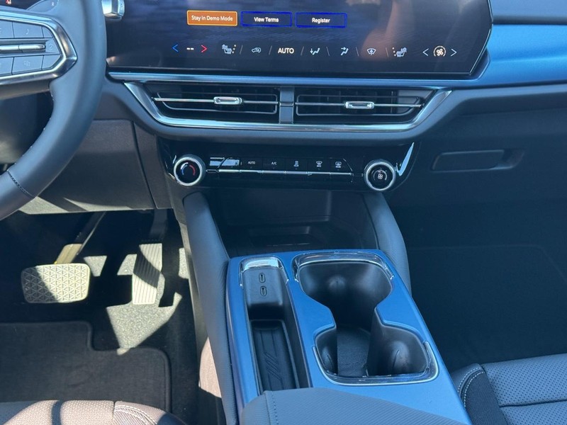 Chevrolet Equinox EV Vehicle Full-screen Gallery Image 9