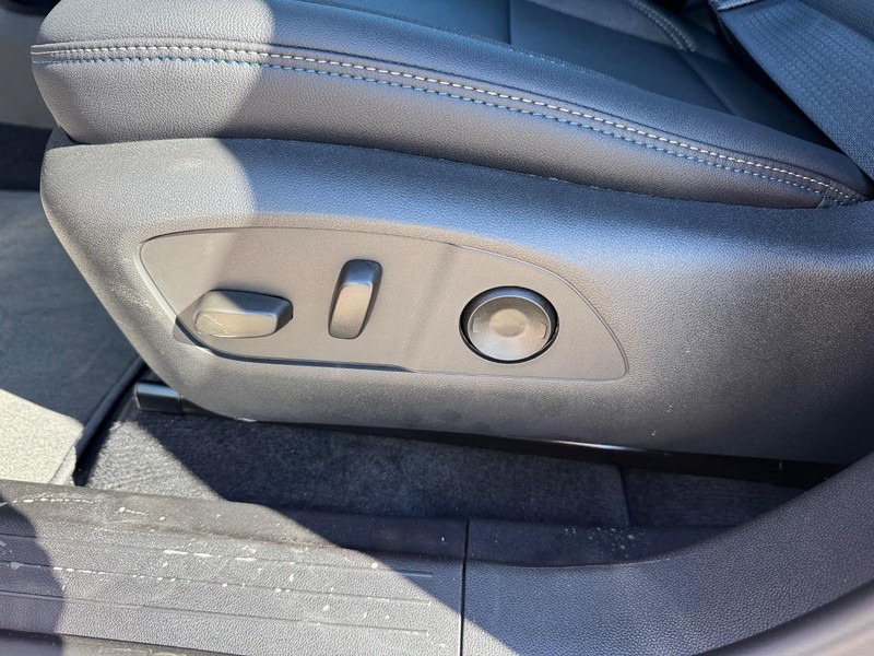 Chevrolet Equinox EV Vehicle Full-screen Gallery Image 10