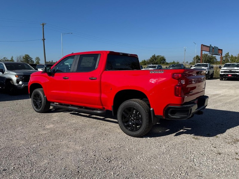 Chevrolet Silverado 1500 Vehicle Full-screen Gallery Image 3