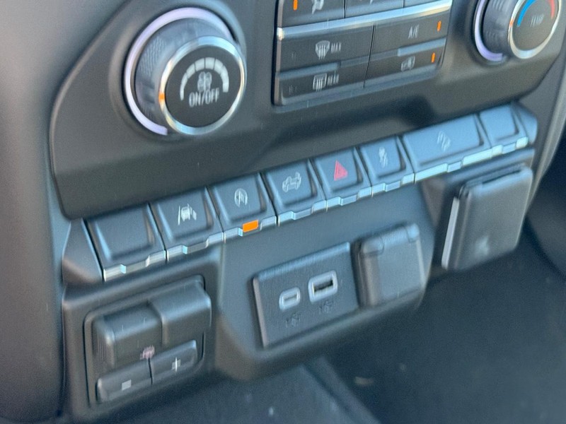 Chevrolet Silverado 1500 Vehicle Full-screen Gallery Image 13