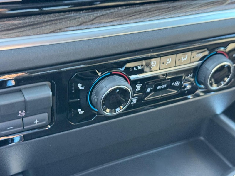 Chevrolet Silverado 1500 Vehicle Full-screen Gallery Image 16