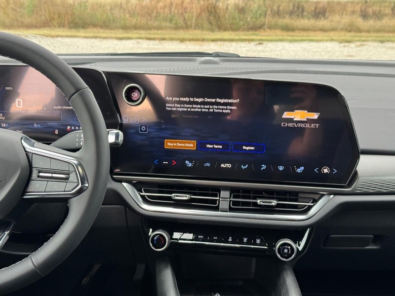 Chevrolet Equinox EV Vehicle Full-screen Gallery Image 8